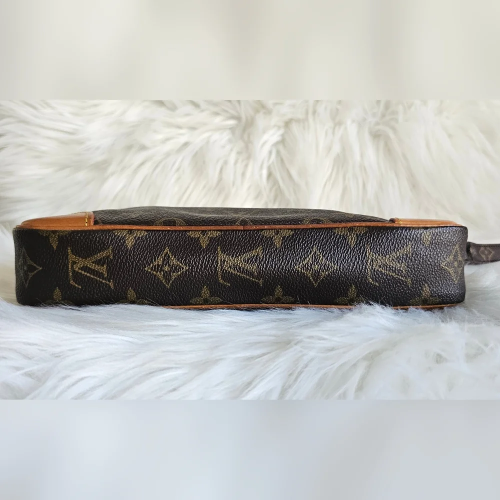 🔥 LV Marly Dragonne Wristlet 🔥 - Picture 4 of 15